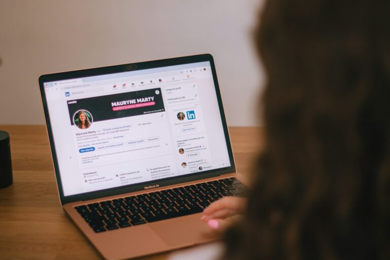 computador com moça no linkedin